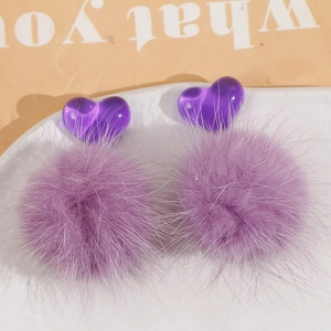 Zoete paarse faux fur pompom haaraccessoires met doorschijnende hartvormige harsaccenten