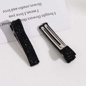 Détail de barrettes à cheveux à paillettes noires avec base en métal argenté brillant