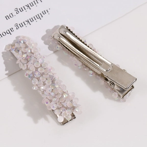 Dettaglio di strass in cristallo AB scintillante su fermagli per capelli in metallo argento