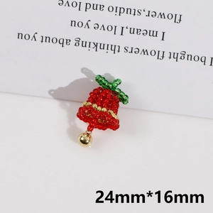 Detail der rot-grünen Perlen-Weihnachtsglocke mit goldenem Metallklöppel, 24 mm x 16 mm