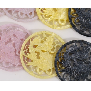 Détails de pendentifs circulaires en acrylique ajouré avec paillettes dorées et motifs floraux