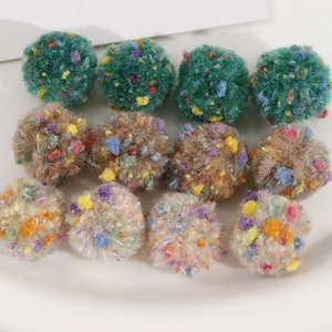 Détail de pompons en peluche de 2cm pour la création de bijoux et accessoires cheveux
