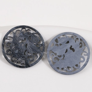 Détail de breloques rondes en acrylique évidées avec gravure de phénix et paillettes dorées