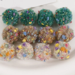Vue détaillée de 12 boules de peluche de 2cm pour bijoux DIY et accessoires de cheveux