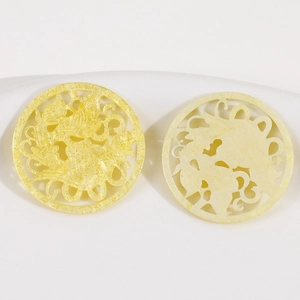 Vue détaillée de pendentifs fleurs ajourés jaunes ronds pour bijoux DIY