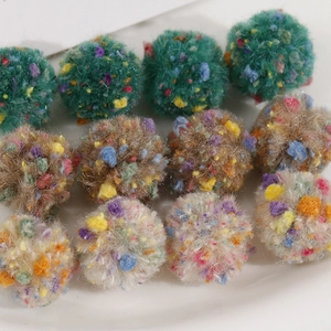 Détail macro de pompons en peluche colorés de 2cm pour bijoux DIY et accessoires d'hiver