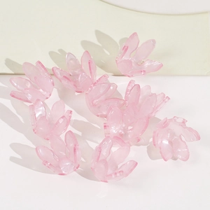 Détail macro de perles florales roses translucides en acrylique pour accessoires bijoux