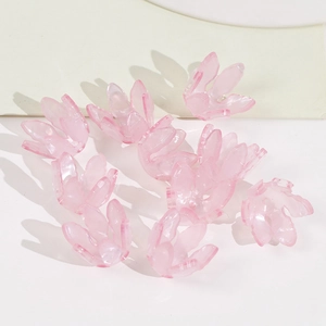Vue détaillée de fleurs en résine rose translucide pour la création de bijoux DIY