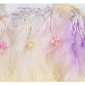 Détails de bijoux de tête faits main avec plumes d'autruche en quatre couleurs pastel douces