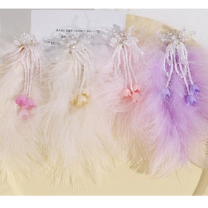 Vue détaillée de pinces à cheveux en plumes d'autruche avec perles et pendentifs tulipes