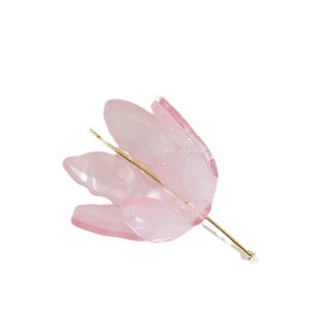 Boucles d'oreilles fleurs rose clair avec pétales translucides et clous dorés