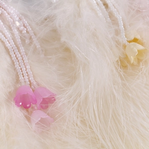 Accessoire cheveux fait main avec perles et pendentifs fleurs sur plumes blanches