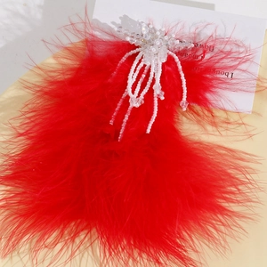 Détails de plumes d'autruche rouges avec pampilles de fleurs en perles de cristal