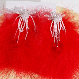 Détail de plumes d'autruche rouges avec perles blanches et glands floraux en cristal pour bijoux