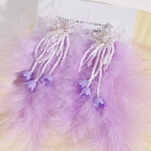 Boucles d'oreilles longues en plumes d'autruche lavande avec pompons en perles et fleurs