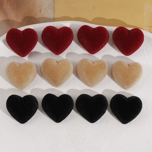 Vue à plat de breloques en forme de cœur en velours rouge vin, beige et noir pour DIY