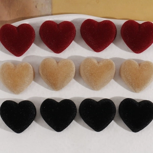 Vue à plat de 12 breloques cœur en velours rouge, beige et noir pour la création de bijoux