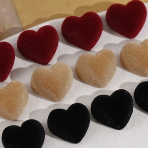 Gros plan de breloques en forme de cœur en résine floquée avec une texture velours fine