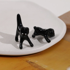 Dettaglio di figurine di gatto in ceramica nera lucida per gioielli fai-da-te creativi