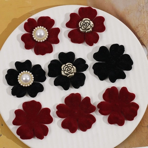 Vista macro di ciondoli a fiore a cinque petali in velluto floccato per gioielli fai da te