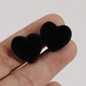 Vue macro de breloque cœur floquée noire pour boucles d'oreilles DIY et accessoires