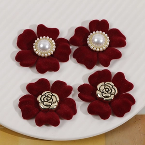 Accessori a fiore in velluto rosso con perle e rose dorate per la creazione di gioielli