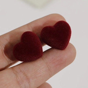 Boucles d'oreilles cœur bordeaux en résine avec texture floquée douce et élégante