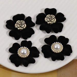 Ciondoli fiori rossi a cinque petali con perle e rose dorate per gioielli fai-da-te