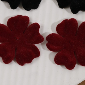 Macro di ciondoli floreali a cinque petali floccati con morbida trama in velluto per DIY