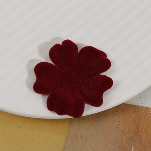 Dettaglio macro di un fiore a cinque petali in velluto rosso per creazione gioielli DIY