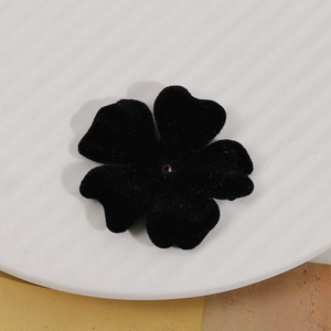 Dettaglio di un fiore di acrilico floccato nero per accessori per la creazione di gioielli