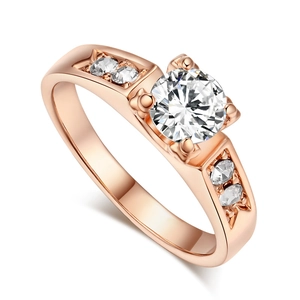 Nahaufnahme eines Verlobungsrings in Roségold mit rundem Diamant im Brillantschliff