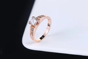 Makro-Detail des Roségold-Rings mit rundem Zirkonia-Hauptstein und Vier-Krallen-Fassung