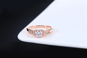 Detail eines S925 Rings in Roségold mit rundem Zirkonia in Vier-Krallen-Fassung und Stempel