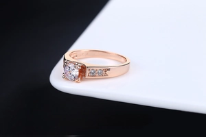 Detail der 18KGP-Punze auf einem roségoldenen Ring mit vierzackigem Zirkonia-Stein