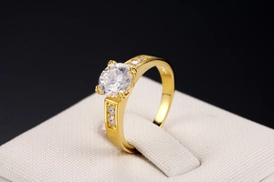 Makrodetail eines klassischen vergoldeten Rings mit zentralem Zirkon in Vierkrallenfassung