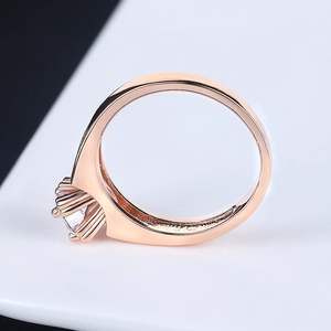 Eleganter Verlobungsring aus Roségold mit rundem Zirkonia in klassischer Sechs-Krallen-Fassung