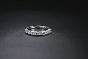 Makroaufnahme der AAA-Zirkonia-Pavé-Fassung auf Silberring mit S925-Stempel