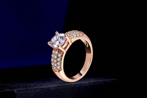 Détail de la bague en or rose avec grand solitaire et pavage de zircons cubiques