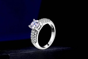 Détail macro d'une bague de fiançailles plaquée or rose avec un zircon à quatre griffes