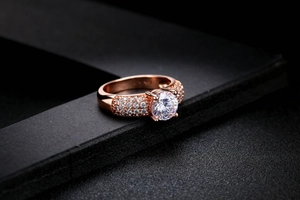 Détail de la bague de fiançailles plaquée or rose avec zircon rond et anneau pavé de pierres