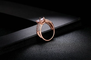 Vue détaillée d'une bague de fiançailles en or rose avec pierre ovale et pavé de zircons