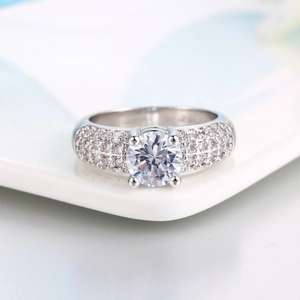Bague élégante de ton argenté avec grand solitaire rond et accents en pavé de zircones