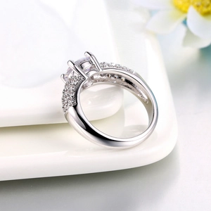 Bague de fiançailles en argent avec diamant rond et zircons cubiques pavés