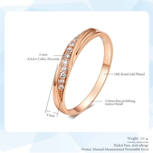 Detail eines wellenförmigen 18K Roségold-Rings mit einer Reihe 2mm AAA+ Zirkonia-Steinen