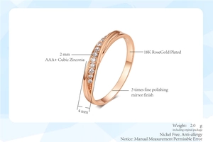Detail eines 18K Roségold-Rings mit Zirkonia-Steinen und 4 mm gedrehtem Ringband