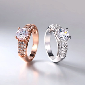 Bagues élégantes en or rose et argent avec diamant rond serti à quatre griffes