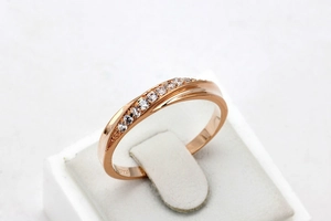 Detail eines Roségold-Rings mit S925-Gravur und gewelltem Zirkonia-besetztem Band