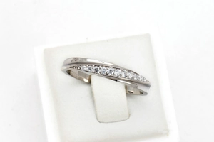 Makroansicht des silberfarbenen Rings mit überkreuztem Design und Zirkonia-Mikropavé