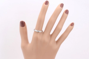 Gekreuzter Silberring mit Zirkonia-Besatz am Finger für einen eleganten täglichen Look